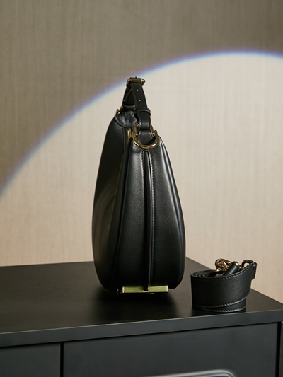 フェンディバッグ背面デザイン